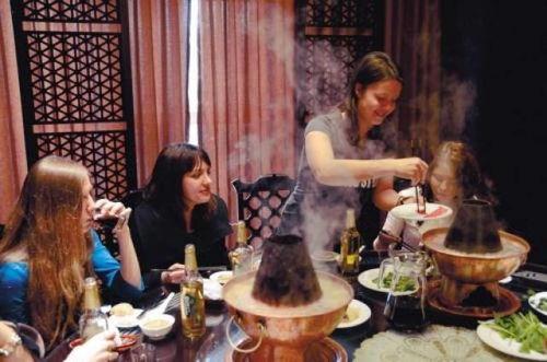 老外吃伊丽莎白瓜视频,体验中国夏日美味