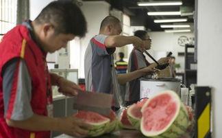 快递小哥路上吃瓜